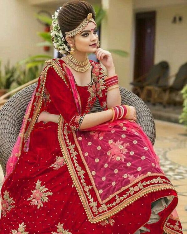 LEHNGA:TAPETA VELVETWITH EMBROIDERYI MASINE DAIMOND WORK